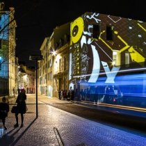 Mise en lum!ère de Poitiers - Bus Vitalis en nocturne - rues de Poitiers - illuminations - traces lumineuses - image graphique - Alain Montaufier Photographe 86