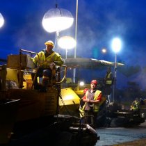 travaux routiers la nuit - photo corporate - reportage de nuit - suivi de chantier - Colas - routes - travaux - Alain Montaufier Photographe situé à Poitiers - 86 - transport - déplacement