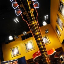 hard rock café NYC - guitare-rock-jaune-musique-bar-New York City-Alain Montaufier Photographe Poitiers