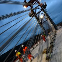 ambiance nocturne sur le chantier ferroviaire LGV SEA - haubanage - construction des viaducs de la vallée de l'Auxance - Alain Montaufier  photographe